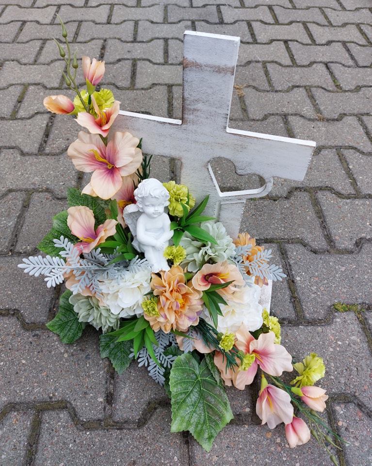 krzyż na nagrobek ze sztucznych kwiatów